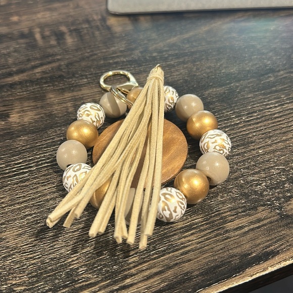 NWT Mama Wooden Beaded Bracelet Keychain with Tassel & Thick Charm Golden & Grey - Picture 4 of 4